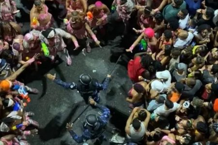 Imagem registra assédio em bloco de carnaval, no regiustro a polícia contém foliões - Metrópoles