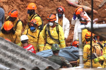 Prefeitura Bombeiros fazem busca em São Sebastião após chuvas em São Paulo - Metrópoles