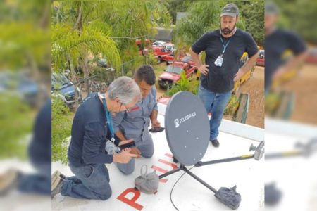 Foto colorida da instalação de antenas de internet em São Sebastião