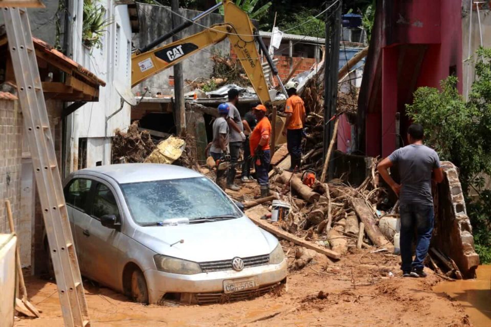 ONG Imagem colorida de São Sebastião mostra carro e casas destruídas - Metrópoles