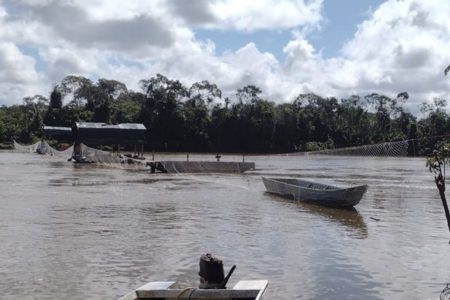 Imagem colorida mostra rio em área Yanomami com atividade de garimpo - Metrópoles