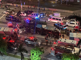 Veículo com 45 presos tomba em avenida de SP; um detento ficou ferido