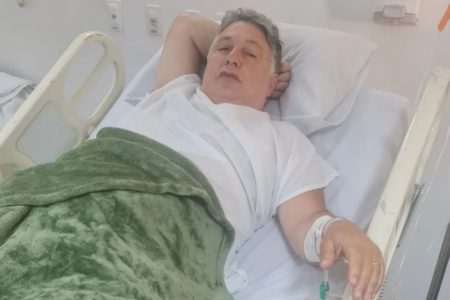 Imagem colorida mostra o ex-governador internado após ser submetido a cirurgia no Rio de Janeiro - Metrópoles