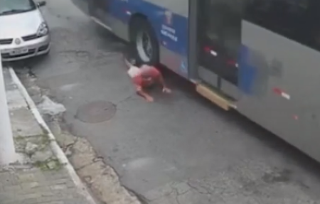 Vídeo: motorista de ônibus atropela idoso após discussão sobre máscara