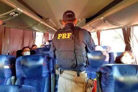 Agente da PRF dentro de ônibus