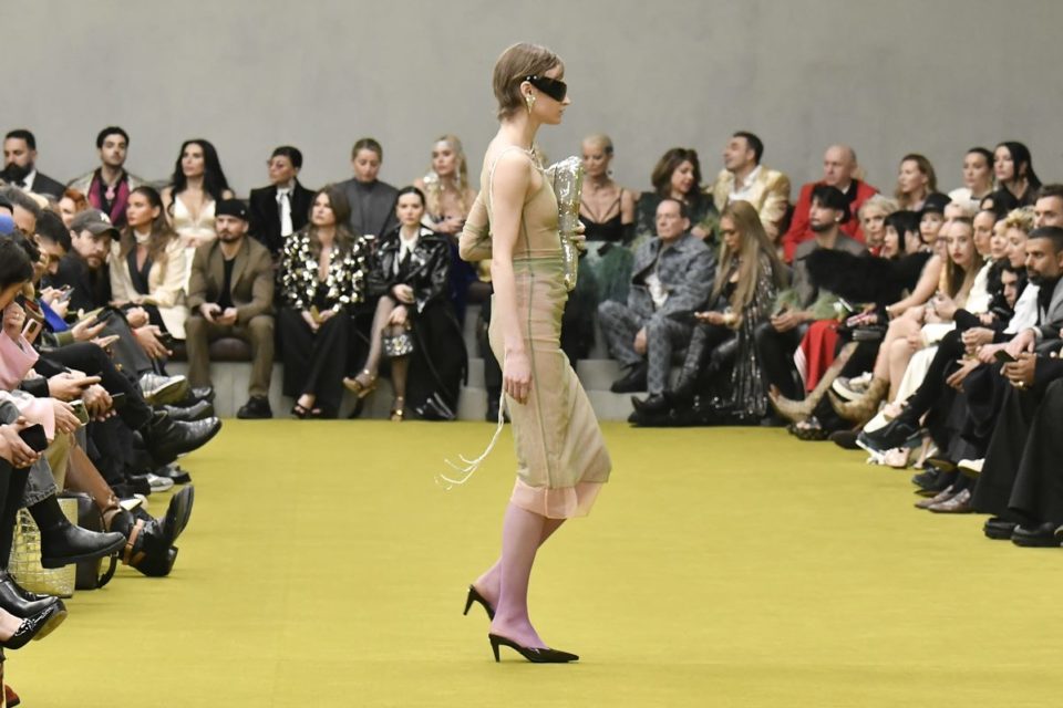 Na imagem com cor, modelo desfila durante o Milão Fashion Week - Metrópoles