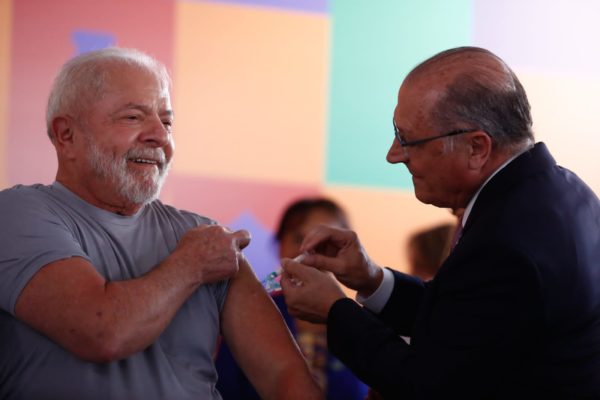 Vice-presidente Geraldo Alckmin aplica nova dose de vacina para CoViD-19 no presidente Lula durante evento de lançamento do Movimento Nacional Pela Vacinação