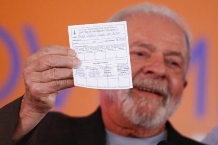 Lula mostra carteirinha de vacinação - Metrópoles