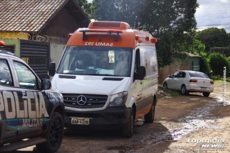 foto colorida de ambulância do SAMU atendendo vítima que foi esfaqueada pela namorada após discussão