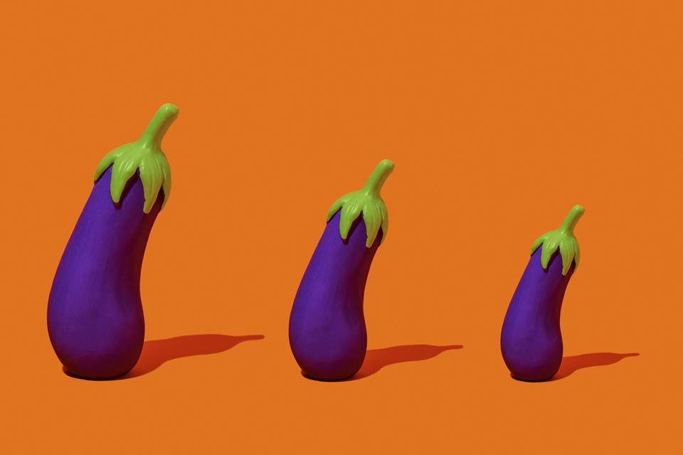 Emojis de berinjela em fundo laranja - Metrópoles