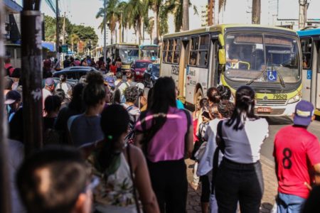 Filas em ponto de ônibus