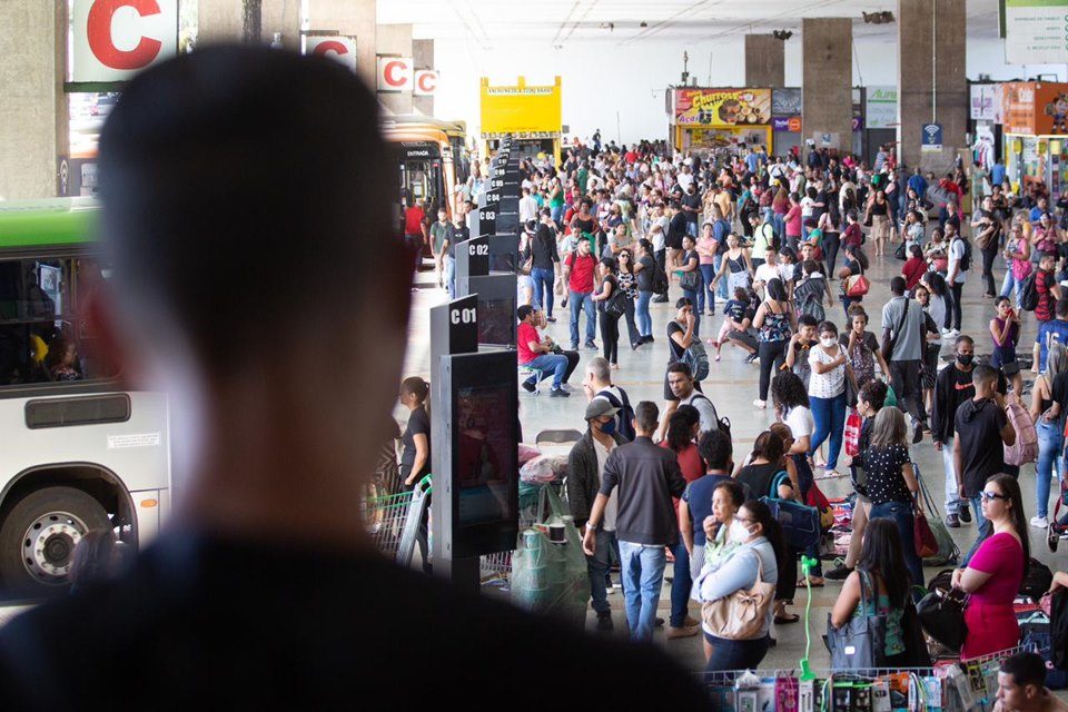 Movimentação em Rodoviária do Plano Piloto lotada após fechamento de estações do metrô por causa de problemas de sinalização