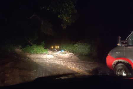 Queda de barreira na região da Praia Guaecá