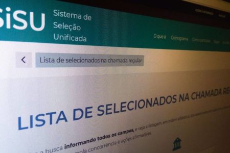 Computador ligado na página do Sisu - Metrópoles