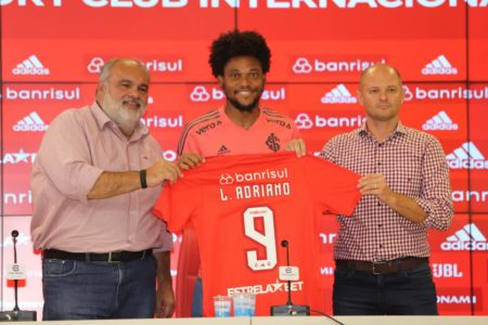 Luiz Adriano segura a camisa 9 do Internacional em sua reapresentação