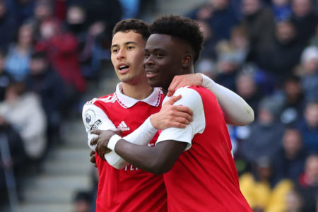 Gabriel Martinelli e Saka abraçados