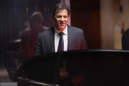 Imagem colorida do ministro Fernando Haddad com a porta de um carro preto com a porta aberta - Metrópoles