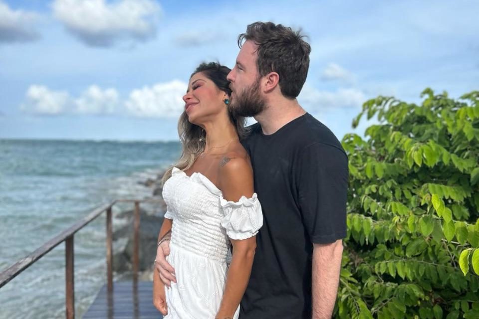 Foto colorida de Maíra Cardi e Thiago Nigro próximos do mar - Metrópoles