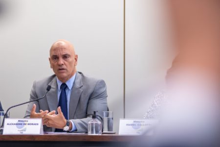 O ministro Alexandre de Moraes se reúne com representantes de plataformas nessa, quarta (1/3) para tratar sobre o programa de combate à desinformação do TSE.