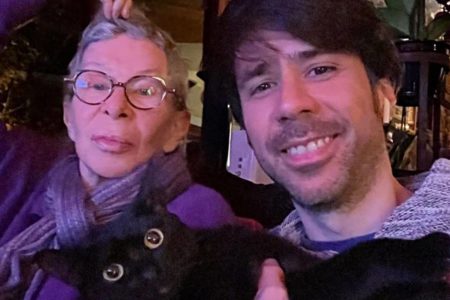 Ritta Lee e o filho João Lee com um gato preto - metrópoles