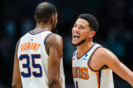 Kevin Durant e Devin Booker pelo Phoenix Suns - Metrópoles