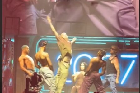 Imagem colorida de Chris Brown em show na Alemanha - Metrópoles