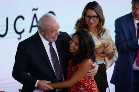 Imagem colorida mostra Lula abraçando beneficiária em evento de lançamento do novo Bolsa Família - Metrópoles