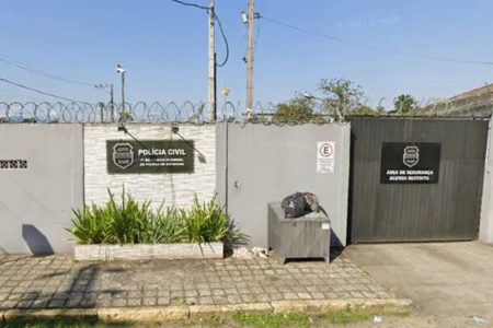 Imagem mostra muro de prédio da polícia civil. Corporação prendeu homem suspeito de matar mulher com uma facada na cabeça - Metrópoles