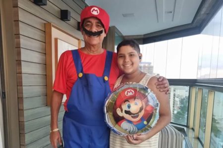 Zeca Pagodinho vestido de Mario Bros. acompanhado do neto - Metrópoles