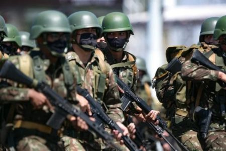 Militares do Exército fardados, com capacete verdes -- Metrópoles