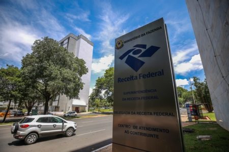 Fachada do edifício da Receita Federal, setor de autarquias sul. - metrópoles