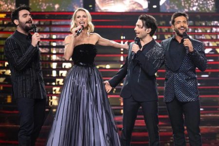 Imagem colorida do trio Il Volo com a apresentadora Michelle Hunziker - Metrópoles