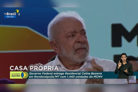 captura de tela com homem idoso de camisa branco e expressão emocionada