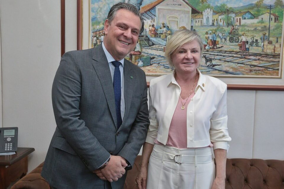 O ministro da Agricultura, Carlos Fávaro, posa para foto ao lado de sua suplente, a senadora Margareth Buzetti