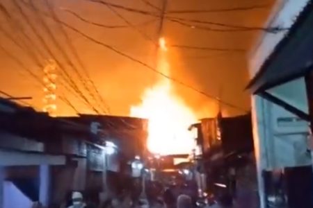 Foto colorida do incêndio em um depósito de combustíveis na Indonésia - Metrópoles