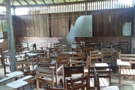 Imagem mostra escola indígena em estado de falta de infraestrutura. 30% das escolas lidam com falta de energia elétrica - Metrópoles