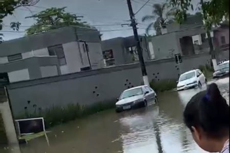 Alagamento do lado de fora do condomínio de luxo Reserva da Mata, na Barra do Sahy, em São Sebastião