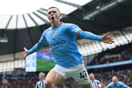 Phil Foden de braços abertos