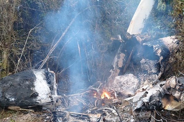 Fotografia colorida de avião pequeno pegando fogo