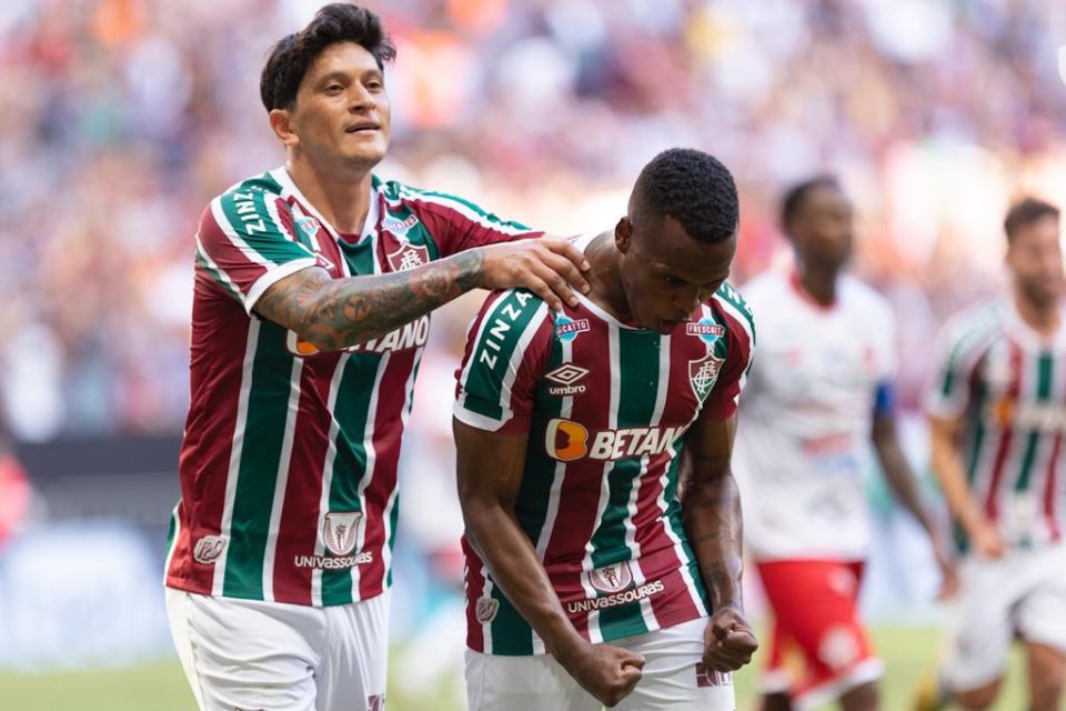 Jhon Arias, camisa 21, comemorando gol marcado de pênalti no início do segundo tempo