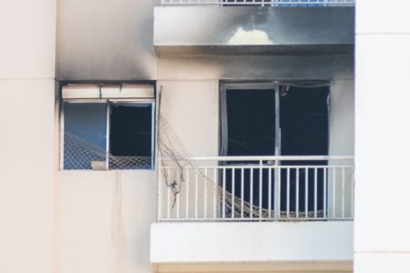 Janela com cinzas de incêndio em apartamento que pegou fogo em Taguatinga