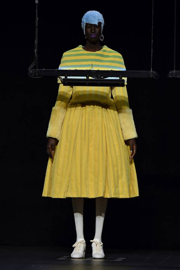 Modelo da marca Anrealage têm as roupas pintadas com novas cores a partir de luzes ultravioletas - Metrópoles