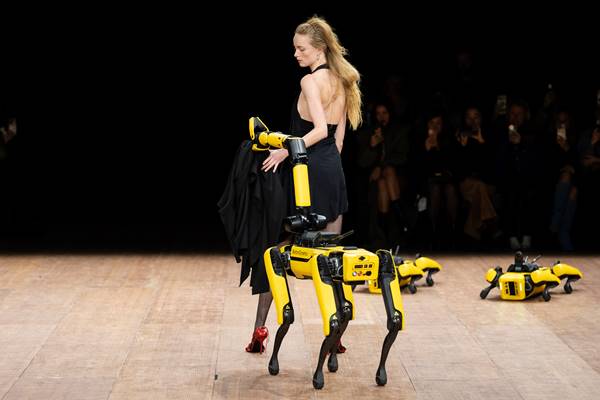 Modelo em desfile da Coperni usa vestido preto e interage com cachorro robô na passarela - Metrópoles
