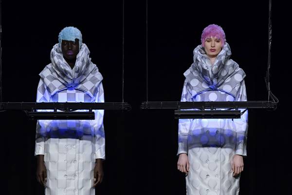 Modelos da marca Anrealage têm as roupas pintadas com novas cores a partir de luzes ultravioletas - Metrópoles