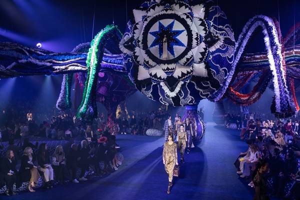 Passarela da Dior contou com cenografia de flores, como um jardim encantado - Metrópoles