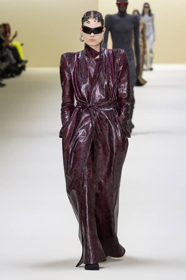 Modelo da Balenciaga usa sobretudo de couro marrom - Metrópoles