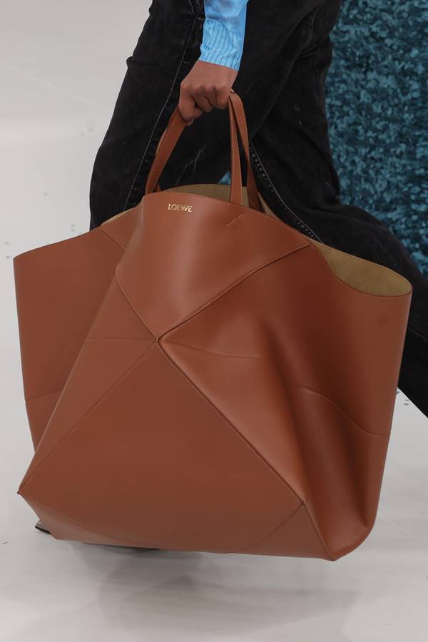 Modelo segura bolsa grande marrom da marca Loewe - Metrópoles