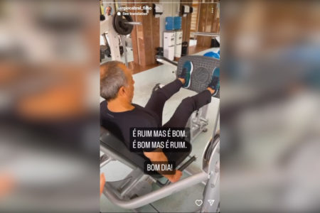 captura de tela de homem em equipamento de malhação
