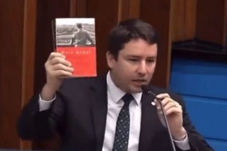 Foto colorida do deputado João Henrique Catan segurando o livro do ditador Adolf Hitler - Metrópoles