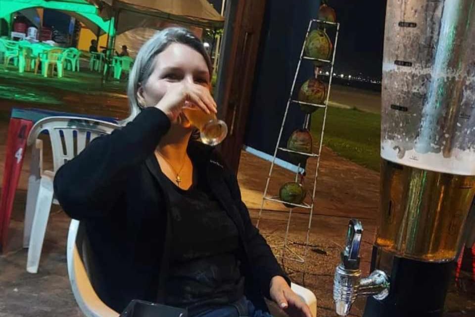 Chopp na rua, longe de casa e a noite: Elize Matsunaga viola regras de sua condicional